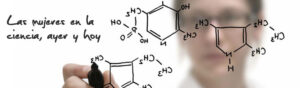 Una científica escribiendo una fórmula química en una pizarra transparente